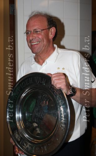 Arnhem, 20 April 2008 Kompetitiewedstrijd Vitesse-PSV, eindstand 0-1 Seizoen 2007/2008
PSV Landskampioen
Mart v d Heuvel met de kampioensschaal