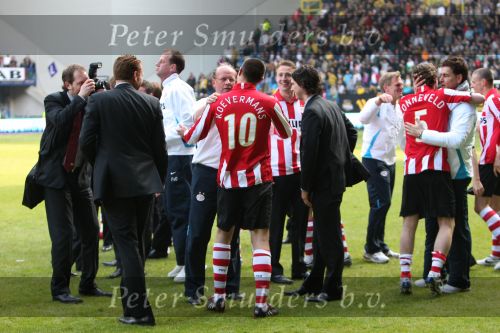 Arnhem, 20 April 2008 Kompetitiewedstrijd Vitesse-PSV, eindstand 0-1 Seizoen 2007/2008
PSV Landskampioen
Mart v d Heuvel feliciteert Danny Koevermans