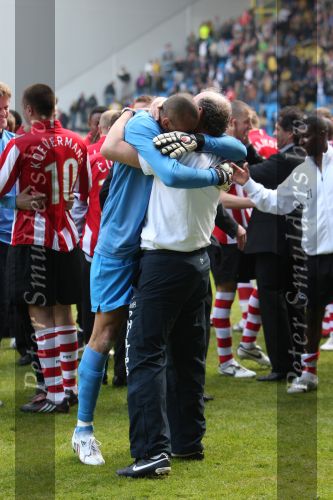 Arnhem, 20 April 2008 Kompetitiewedstrijd Vitesse-PSV, eindstand 0-1 Seizoen 2007/2008
PSV Landskampioen 
Een emotionele doelman Huerelho Gomes samen met Mart v d Heuvel