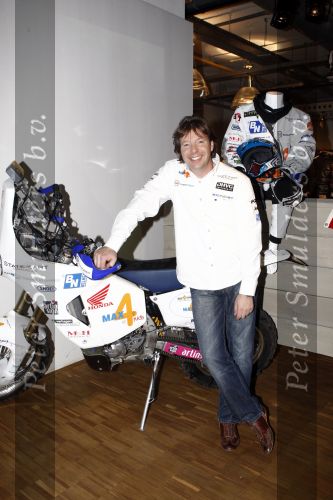 Amsterdam 15 februari 2008
Presentatie parijs dakar heroes legend voor Max4Kids in showroom van state of art
Martin Utberg
Peter Smulders bv