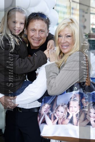Amsterdam 6 oktober 2007
Premiere Kabouter Plop film in pathe arena. Mary Borsato met Armando en Romy