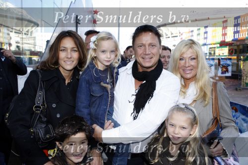 Amsterdam 6 oktober 2007
Premiere Kabouter Plop film in pathe arena. Mary Borsato met Armando zijn vriendin en Romy