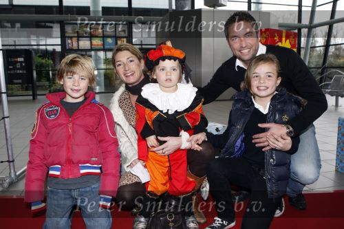 Rotterdam 25 november 2007
Premiere Feest van sinterklaas in ahoy.Mathias Scholten met vrouw en kinderen