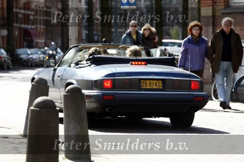 Amsterdam 12 april 2008
Matthijs v Nieuwkerk en zijn vrouw Karin v Nieuwkerk in hun Jaguar Cabrio sport.