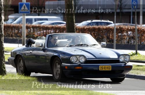 Amsterdam 12 april 2008
Matthijs v Nieuwkerk en zijn vrouw Karin v Nieuwkerk in hun Jaguar Cabrio sport.