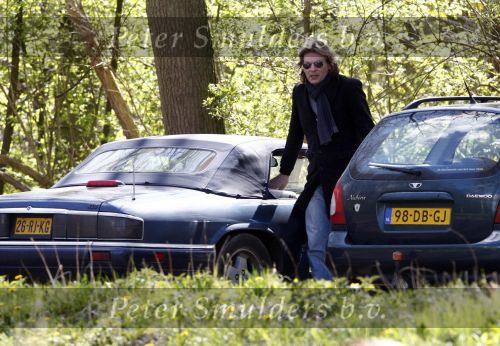 Amsterdam 12 april 2008
Matthijs v Nieuwkerk en zijn vrouw Karin v Nieuwkerk in hun Jaguar Cabrio sport.