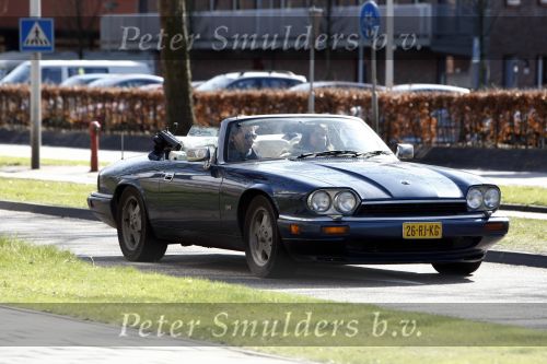 Amsterdam 12 april 2008
Mathijs v Nieuwkerk en zijn vrouw Karin v Nieuwkerk in hun Jaguar Cabrio sport.