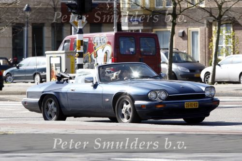 Amsterdam 12 april 2008
Matthijs v Nieuwkerk en zijn vrouw Karin v Nieuwkerk in hun Jaguar Cabrio sport.