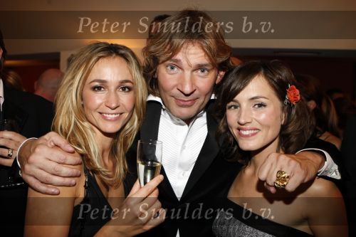 Amsterdam 26 oktober 2007
Matthijs v Nieuwkerk wint de televizierring 2007 in carre. Matthijs met Wendy v Dijk en Daphne Bunskoek