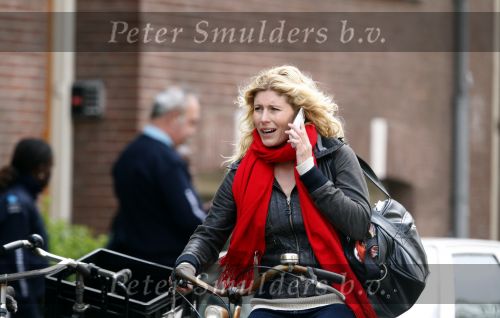 Amsterdam 29 april 2008
Maud Mulder idols met gsm op de fiets in Amsterdam. Vandaag werd bekend dat het uit is met Maud en haar vriend.
Peter Smulders bv
