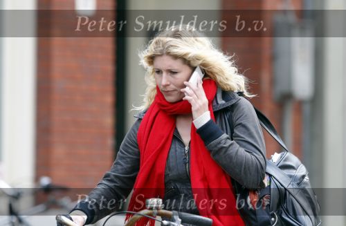 Amsterdam 29 april 2008
Maud Mulder idols met gsm op de fiets in Amsterdam. Vandaag werd bekend dat het uit is met Maud en haar vriend.
Peter Smulders bv