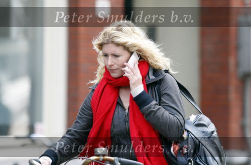 Amsterdam 29 april 2008
Maud Mulder idols met gsm op de fiets in Amsterdam. Vandaag werd bekend dat het uit is met Maud en haar vriend.
Peter Smulders bv