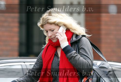 Amsterdam 29 april 2008
Maud Mulder idols met gsm op de fiets in Amsterdam. Vandaag werd bekend dat het uit is met Maud en haar vriend.
Peter Smulders bv