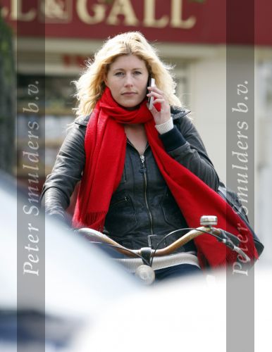 Amsterdam 29 april 2008
Maud Mulder idols met gsm op de fiets in Amsterdam. Vandaag werd bekend dat het uit is met Maud en haar vriend.
Peter Smulders bv