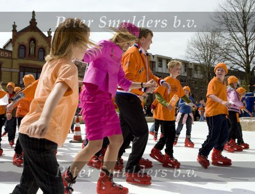 Makkum en Franeker30 april 2008
Koninginnedag 2008 met Koningin Beatrix Prins Willem Alexander Friso Constantijn Maurits Floris Pieter Christiaan Pieter v Vollenhoven en de prinsessen Maxima Laurentien Mabel Aimee Anita Margriet en Marilene. Maxima en Alexander op de schaats
Peter Smulders bv