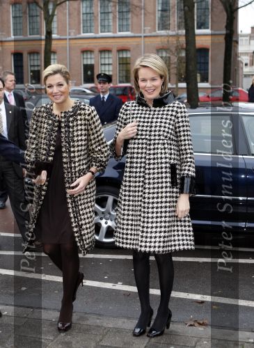 Den Haag 4 december 2007
Prinses Maxima en prinses Mathilde van Belgie bij de presentatie van een boek over kunst in museum Den Haag. Maxima en Mathilde dragen allebei ongeveer dezelfde kleding/outfit.