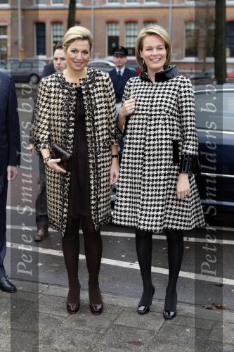 Den Haag 4 december 2007
Prinses Maxima en prinses Mathilde van Belgie bij de presentatie van een boek over kunst in museum Den Haag. Maxima en Mathilde dragen allebei ongeveer dezelfde kleding/outfit.