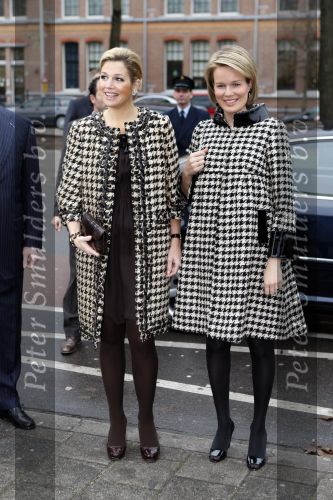 Den Haag 4 december 2007
Prinses Maxima en prinses Mathilde van Belgie bij de presentatie van een boek over kunst in museum Den Haag. Maxima en Mathilde dragen allebei ongeveer dezelfde kleding/outfit.