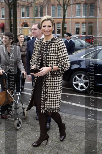 Den Haag 4 december 2007
Prinses Maxima en prinses Mathilde van Belgie bij de presentatie van een boek over kunst in museum Den Haag. Maxima en Mathilde dragen allebei ongeveer dezelfde kleding/outfit.