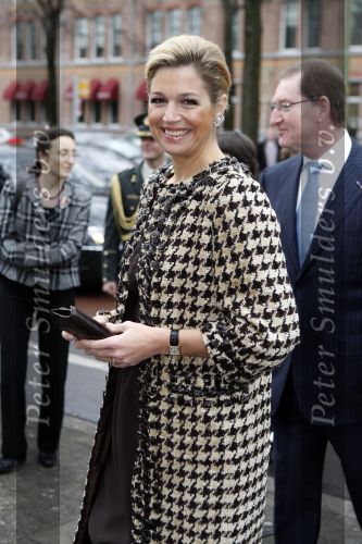Den Haag 4 december 2007
Prinses Maxima en prinses Mathilde van Belgie bij de presentatie van een boek over kunst in museum Den Haag. Maxima en Mathilde dragen allebei ongeveer dezelfde kleding/outfit.
