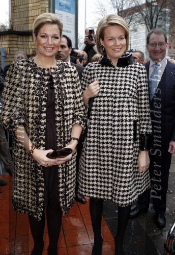 Den Haag 4 december 2007
Prinses Maxima en prinses Mathilde van Belgie bij de presentatie van een boek over kunst in museum Den Haag. Maxima en Mathilde dragen allebei ongeveer dezelfde kleding/outfit.