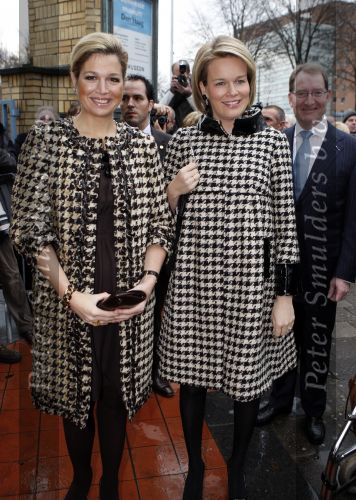 Den Haag 4 december 2007
Prinses Maxima en prinses Mathilde van Belgie bij de presentatie van een boek over kunst in museum Den Haag. Maxima en Mathilde dragen allebei ongeveer dezelfde kleding/outfit.