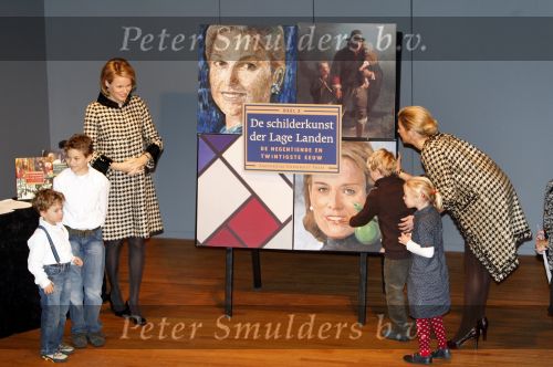 Den Haag 4 december 2007
Prinses Maxima en prinses Mathilde van Belgie bij de presentatie van een boek over kunst in museum Den Haag. Maxima en Mathilde dragen allebei ongeveer dezelfde kleding/outfit.