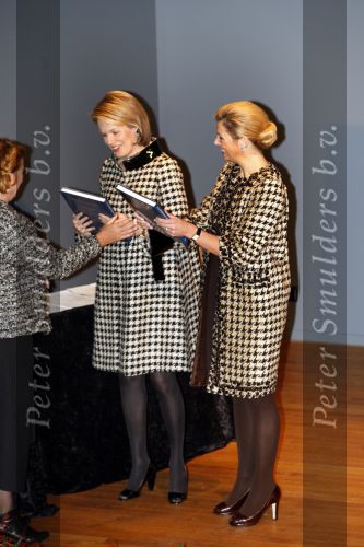 Den Haag 4 december 2007
Prinses Maxima en prinses Mathilde van Belgie bij de presentatie van een boek over kunst in museum Den Haag. Maxima en Mathilde dragen allebei ongeveer dezelfde kleding/outfit.