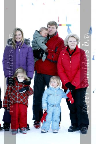Lech 10 februari 2008
Fotosessie Koninklijke familie. Aanwezig waren Koningin Beatrix Maxima Prins Willem Alexander Amalai Alexia Ariane Prins Constantijn Prinses Laurentien Eloise Claus Cazimir en Elenore.
Peter Smulders bv