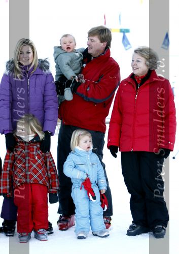 Lech 10 februari 2008
Fotosessie Koninklijke familie. Aanwezig waren Koningin Beatrix Maxima Prins Willem Alexander Amalai Alexia Ariane Prins Constantijn Prinses Laurentien Eloise Claus Cazimir en Elenore.
Peter Smulders bv