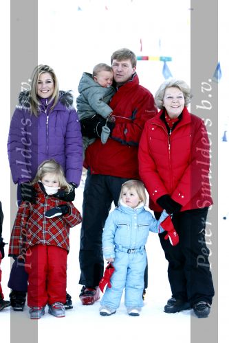 Lech 10 februari 2008
Fotosessie Koninklijke familie. Aanwezig waren Koningin Beatrix Maxima Prins Willem Alexander Amalai Alexia Ariane Prins Constantijn Prinses Laurentien Eloise Claus Cazimir en Elenore.
Peter Smulders bv