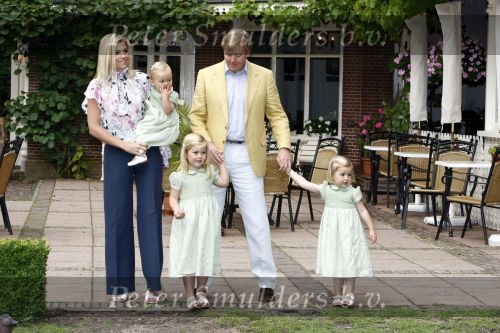 Wassenaar 11 juli 2008
Foto uurtje met prinses Maxima Prins Willem Alexander  en hun dochters Prinses Amalia Prinses Alexia en Prinses Ariane . 
Ze komen aanrijden in bakfiets.