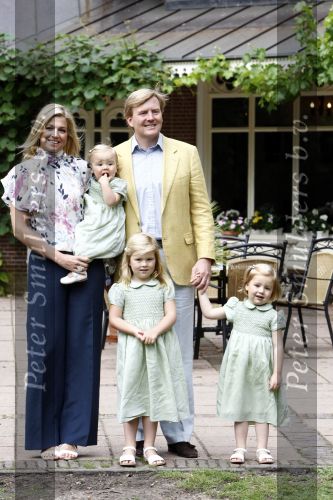 Wassenaar 11 juli 2008
Foto uurtje met prinses Maxima Prins Willem Alexander  en hun dochters Prinses Amalia Prinses Alexia en Prinses Ariane . 
Ze komen aanrijden in bakfiets.