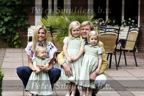 Wassenaar 11 juli 2008
Foto uurtje met prinses Maxima Prins Willem Alexander  en hun dochters Prinses Amalia Prinses Alexia en Prinses Ariane . 
Ze komen aanrijden in bakfiets.