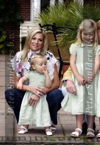 Wassenaar 11 juli 2008
Foto uurtje met prinses Maxima Prins Willem Alexander  en hun dochters Amalia Alexia en Ariane . Ze komen aanrijden in bakfiets.
Peter Smulders bv