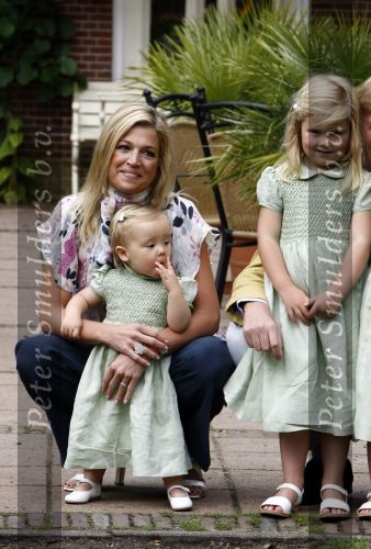 Wassenaar 11 juli 2008
Foto uurtje met prinses Maxima Prins Willem Alexander  en hun dochters Prinses Amalia Prinses Alexia en Prinses Ariane . 
Ze komen aanrijden in bakfiets.