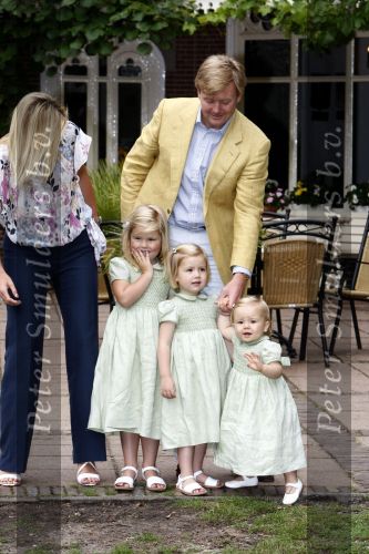 Wassenaar 11 juli 2008
Foto uurtje met prinses Maxima Prins Willem Alexander  en hun dochters Prinses Amalia Prinses Alexia en Prinses Ariane . 
Ze komen aanrijden in bakfiets.