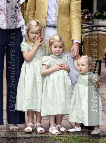 Wassenaar 11 juli 2008
Foto uurtje met prinses Maxima Prins Willem Alexander  en hun dochters Amalia Alexia en Ariane . Ze komen aanrijden in bakfiets.
Peter Smulders bv
