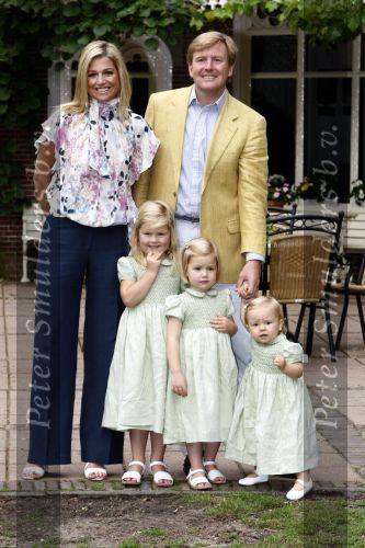 Wassenaar 11 juli 2008
Foto uurtje met prinses Maxima Prins Willem Alexander  en hun dochters Prinses Amalia Prinses Alexia en Prinses Ariane . 
Ze komen aanrijden in bakfiets.
