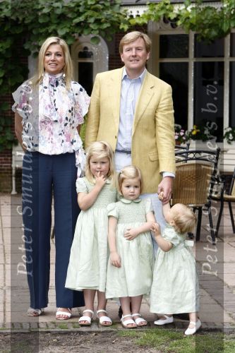 Wassenaar 11 juli 2008
Foto uurtje met prinses Maxima Prins Willem Alexander  en hun dochters Prinses Amalia Prinses Alexia en Prinses Ariane . 
Ze komen aanrijden in bakfiets.