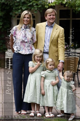 Wassenaar 11 juli 2008
Foto uurtje met prinses Maxima Prins Willem Alexander  en hun dochters Prinses Amalia Prinses Alexia en Prinses Ariane . 
Ze komen aanrijden in bakfiets.