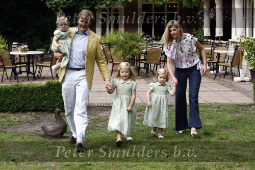 Wassenaar 11 juli 2008
Foto uurtje met prinses Maxima Prins Willem Alexander  en hun dochters Prinses Amalia Prinses Alexia en Prinses Ariane . 
Ze komen aanrijden in bakfiets.
