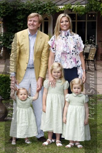 Wassenaar 11 juli 2008
Foto uurtje met prinses Maxima Prins Willem Alexander  en hun dochters Prinses Amalia Prinses Alexia en Prinses Ariane . 
Ze komen aanrijden in bakfiets.
