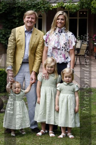 Wassenaar 11 juli 2008
Foto uurtje met prinses Maxima Prins Willem Alexander  en hun dochters Prinses Amalia Prinses Alexia en Prinses Ariane . 
Ze komen aanrijden in bakfiets.