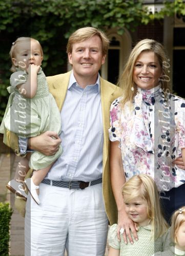 Wassenaar 11 juli 2008
Foto uurtje met prinses Maxima Prins Willem Alexander  en hun dochters Prinses Amalia Prinses Alexia en Prinses Ariane . 
Ze komen aanrijden in bakfiets.
