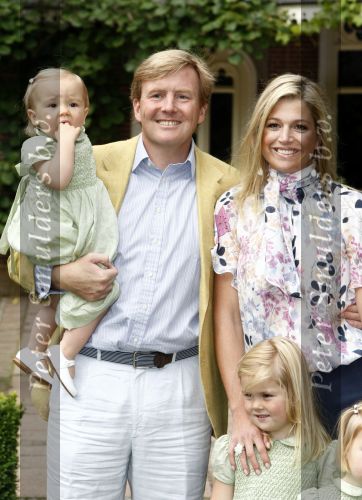 Wassenaar 11 juli 2008
Foto uurtje met prinses Maxima Prins Willem Alexander  en hun dochters Prinses Amalia Prinses Alexia en Prinses Ariane . 
Ze komen aanrijden in bakfiets.