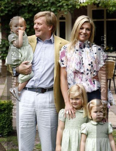 Wassenaar 11 juli 2008
Foto uurtje met prinses Maxima Prins Willem Alexander  en hun dochters Prinses Amalia Prinses Alexia en Prinses Ariane . 
Ze komen aanrijden in bakfiets.