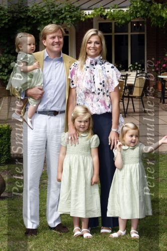 Wassenaar 11 juli 2008
Foto uurtje met prinses Maxima Prins Willem Alexander  en hun dochters Prinses Amalia Prinses Alexia en Prinses Ariane . 
Ze komen aanrijden in bakfiets.