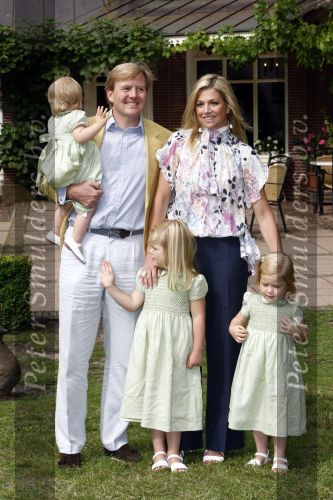 Wassenaar 11 juli 2008
Foto uurtje met prinses Maxima Prins Willem Alexander  en hun dochters Prinses Amalia Prinses Alexia en Prinses Ariane . 
Ze komen aanrijden in bakfiets.