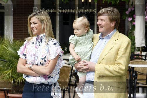 Wassenaar 11 juli 2008
Foto uurtje met prinses Maxima Prins Willem Alexander  en hun dochters Prinses Amalia Prinses Alexia en Prinses Ariane . 
Ze komen aanrijden in bakfiets.